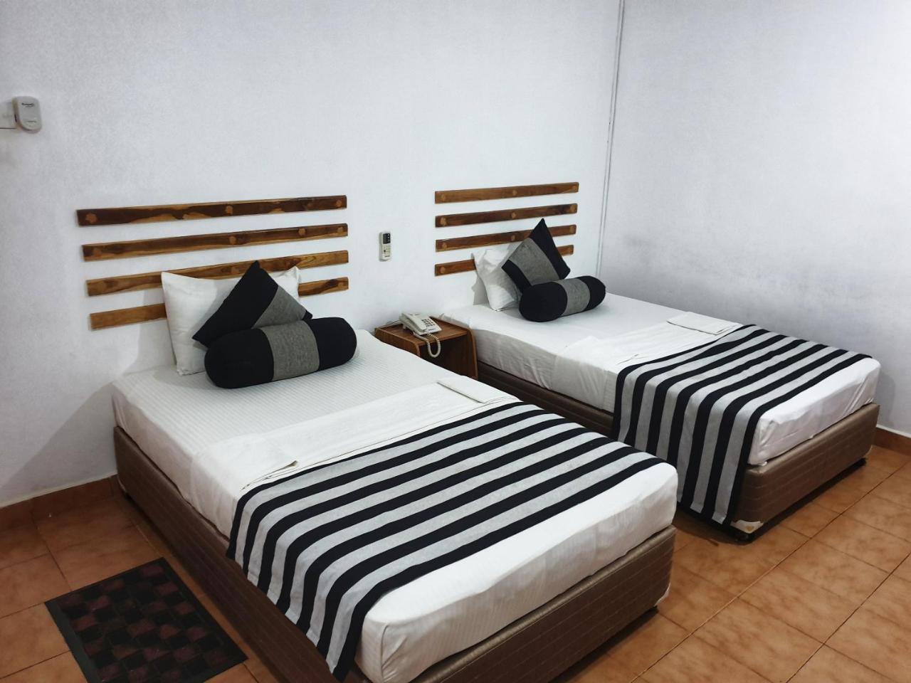 Saji-Sami Hotel Anuradhapura Luaran gambar